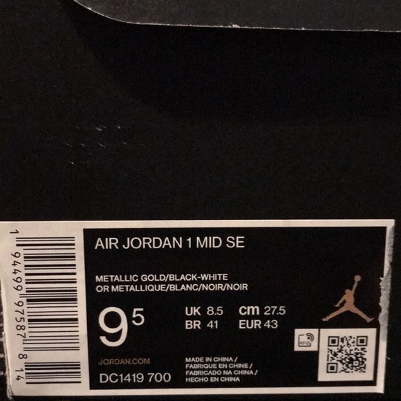 These are Air Jordan 1 Mid SE in metallic gold, black white, size 9.5 - Picture 4 of 4